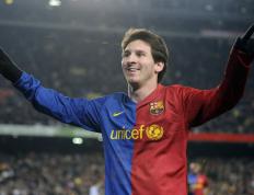 尤文图斯观众热烈欢呼！，库里迎来十赛季出色发挥全场沸腾不已